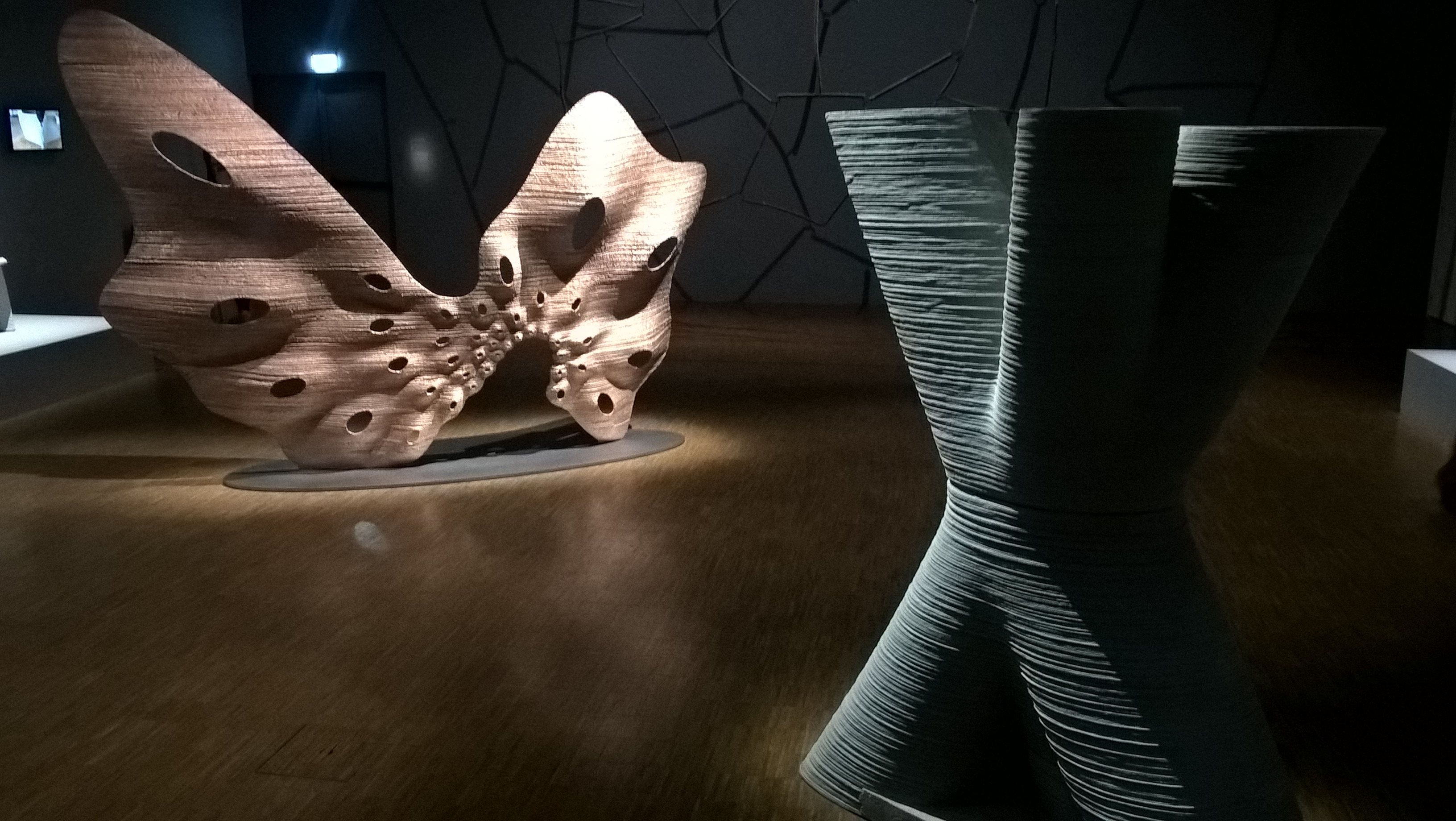 Joris Laarman Lab : Butterfly Screen prototype (à gauche)