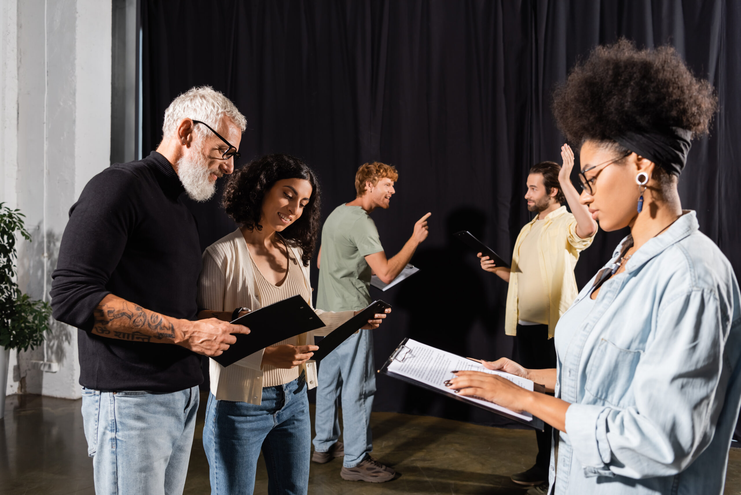 un professeur de théâtre révise une pièce avec des étudiants.